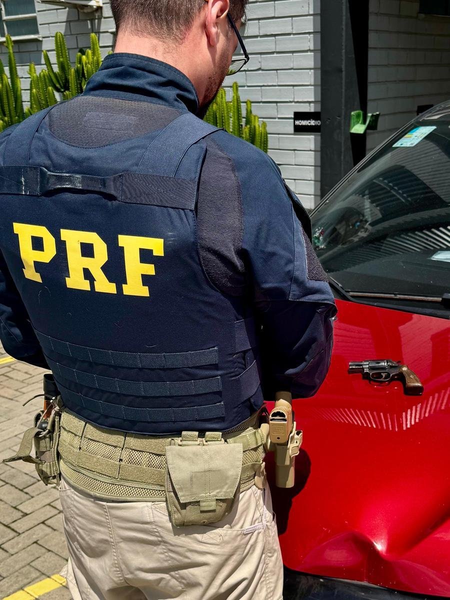 Os policiais apreenderam um rev&oacute;lver calibre .38 com 24 muni&ccedil;&otilde;es