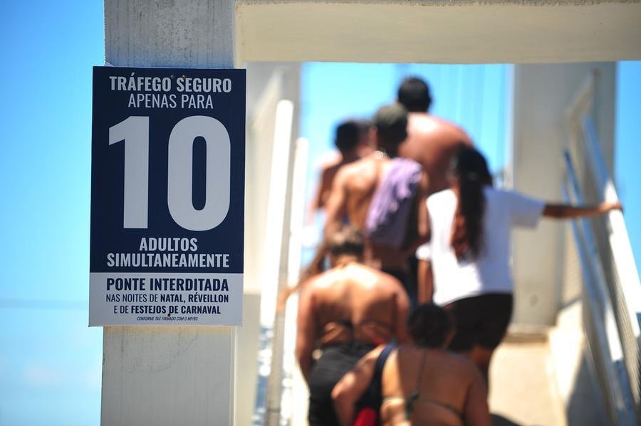Ponte p&ecirc;nsil possui placa que sinaliza o limite de pedestres, mas n&atilde;o h&aacute; fiscaliza&ccedil;&atilde;o