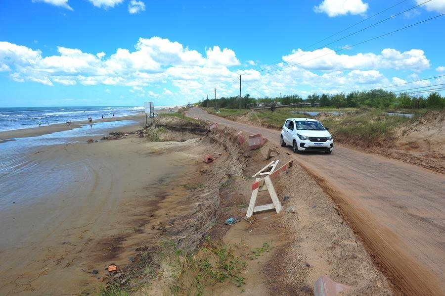 Eros&atilde;o de parte da pista permite passagem de apenas um carro por vez em um trecho