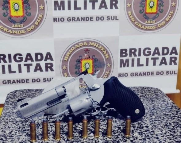 Rev&oacute;lver calibre 357 com oito muni&ccedil;&otilde;es estava de posse do condutor de um ve&iacute;culo