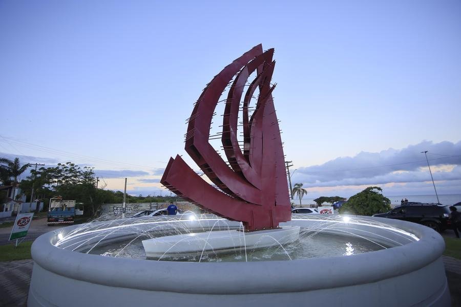 O monumento em metal passa por recupera&ccedil;&atilde;o e volta a fazer parte dos atrativos da praia