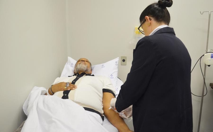 Fisioterapeuta Ilton Lopes Moreira, de 63 anos, morador de Campo Bom, foi o primeiro paciente no Estado a receber o tratamento