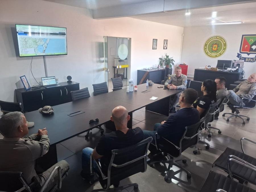 Representantes das for&ccedil;as policiais em reuni&atilde;o na sede do 2&ordm; Batalh&atilde;o de Policiamento de &Aacute;reas Tur&iacute;sticas
