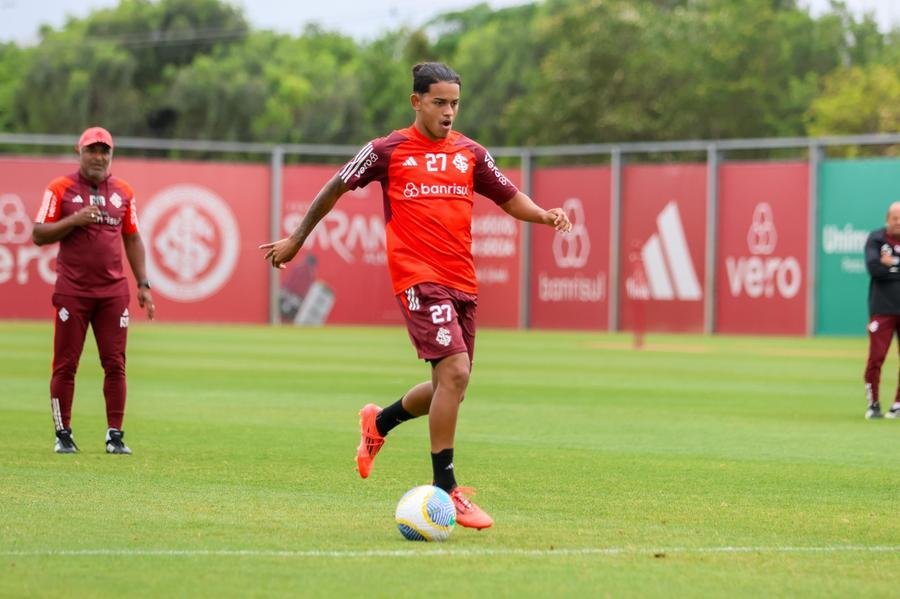 Yago Noal, observado por Roger Machado, j&aacute; participou de alguns treinos com o grupo principal em 2024