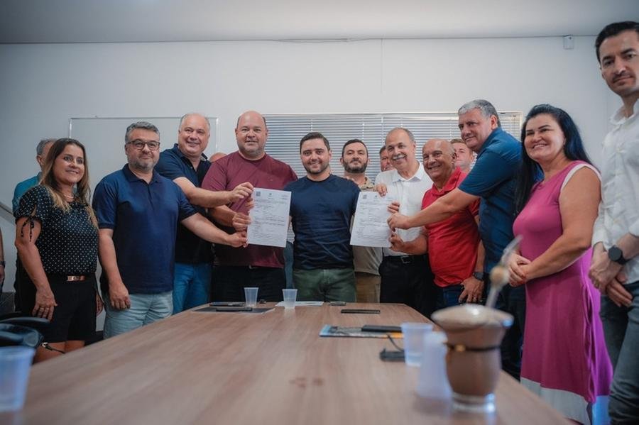 O documento entregue por Gabriel Souza atesta a viabilidade ambiental do projeto que prev&ecirc; a constru&ccedil;&atilde;o de ponte suspensa