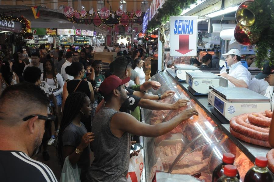 Consumidores fazem fila nas bancas que comercializam carnes no Mercado P&uacute;blico de Porto Alegre