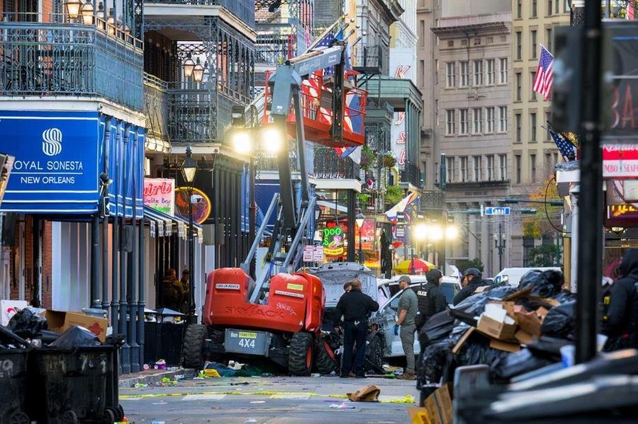 Muitas pessoas comemoravam a chegada do Ano Novo na &aacute;rea conhecida como French Quarter