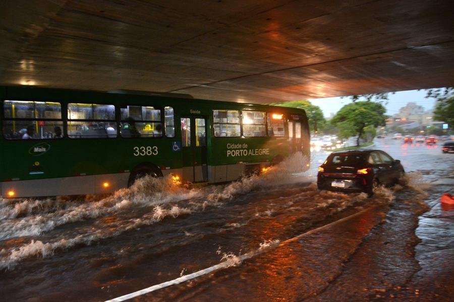 Temporal causou falta de luz e diversos pontos de alagamentos na cidade