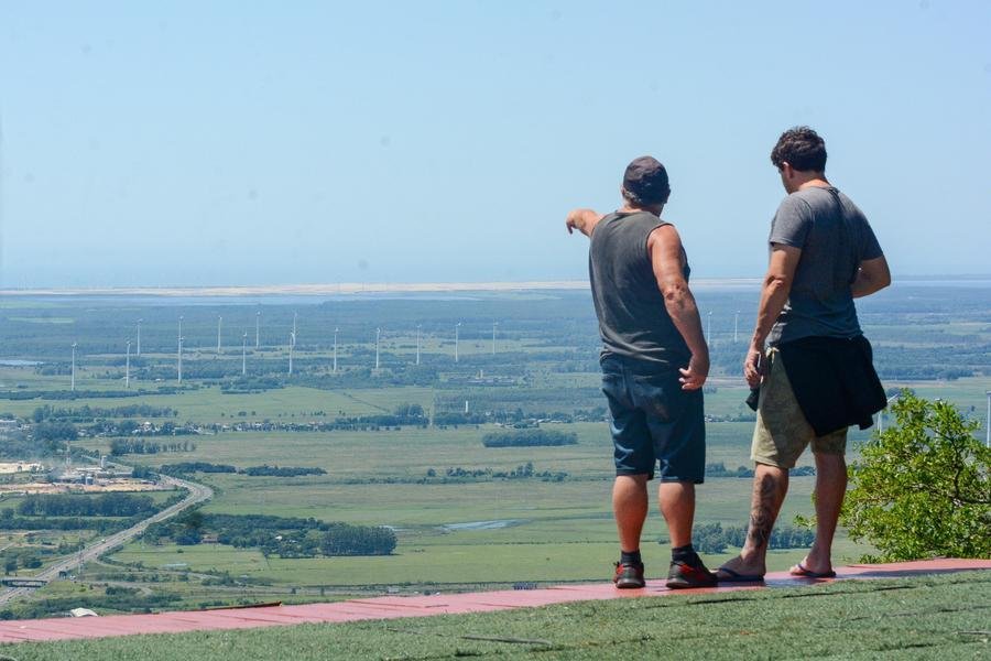 O mirante do Morro da Bor&uacute;ssia oferece uma ampla vista a&eacute;rea do Litoral Norte.