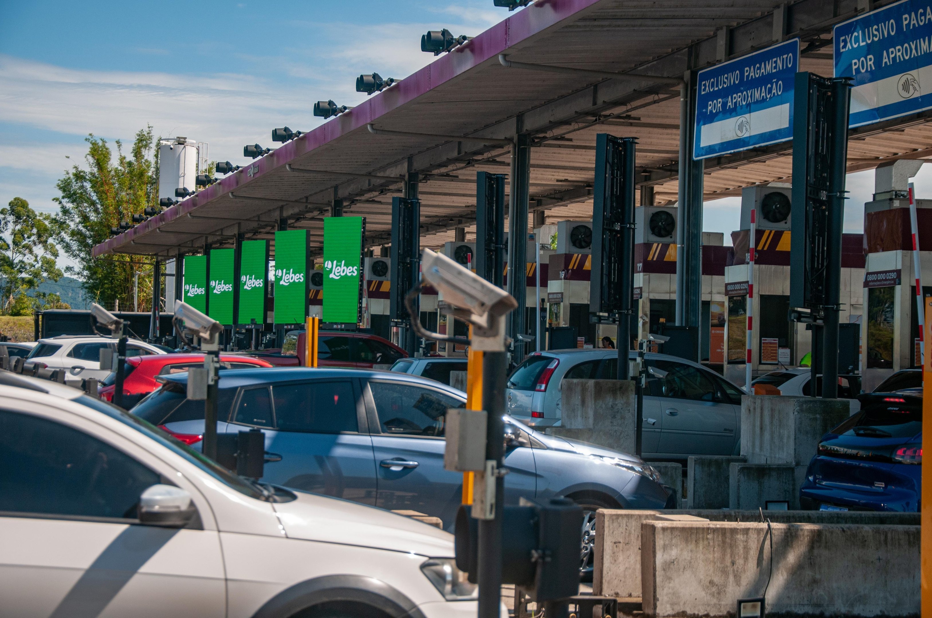 Carros enfrentam tempo de espera para passar por ped&aacute;gios no retorno do feriado de Ano Novo