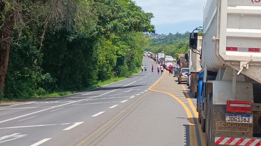 Tombamento de carreta gera filas na RS 040