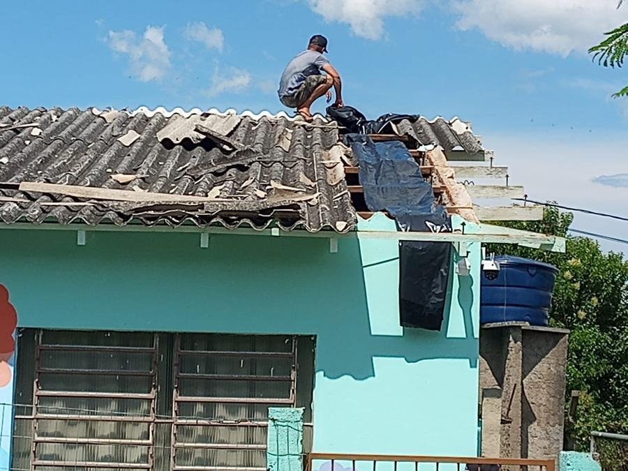 A escola municipal Padre Arlindo Pochmann teve danos no telhado em fun&ccedil;&atilde;o do temporal