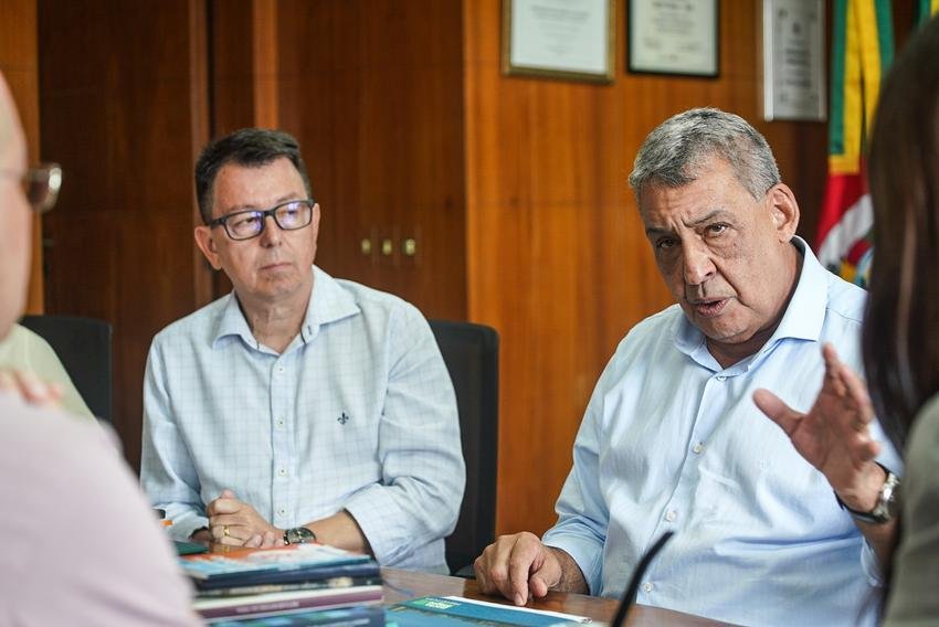 O prefeito, Sebasti&atilde;o Melo, e Andr&eacute; Coronel (E), futuro secret&aacute;rio geral de Governo, durante reuni&atilde;o