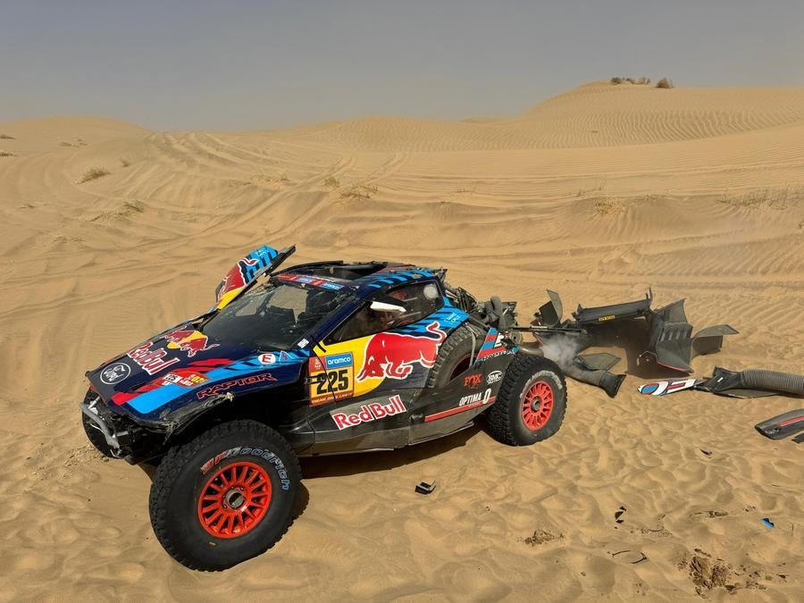 Sainz teve de desvirar ve&iacute;culo com seu copiloto e arrancar carenagem