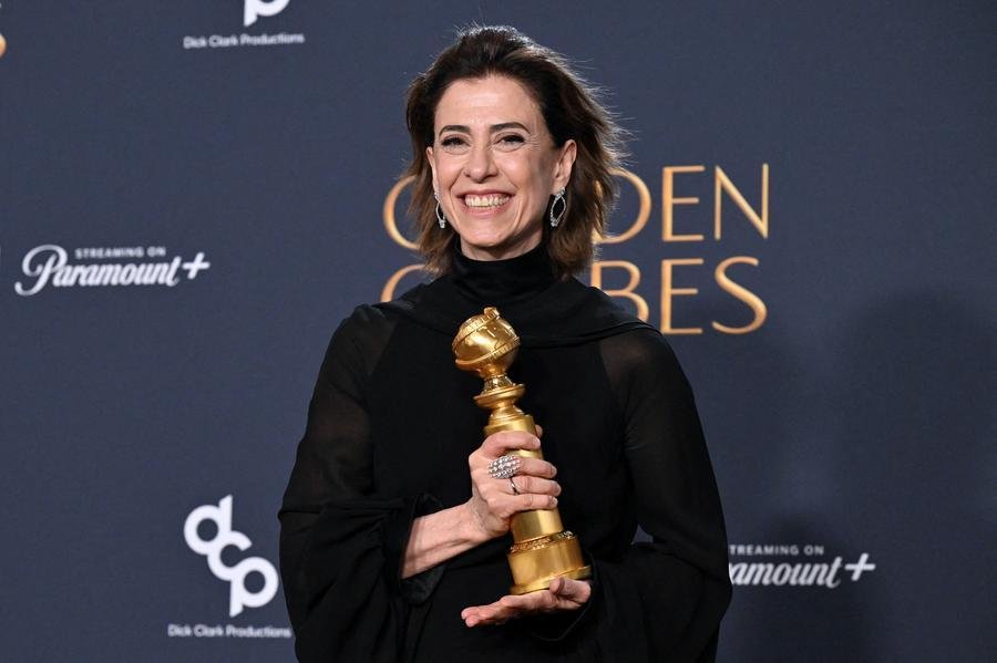 Fernanda Torres exibe premia&ccedil;&atilde;o ap&oacute;s conquista in&eacute;dita para o cinema brasileiro