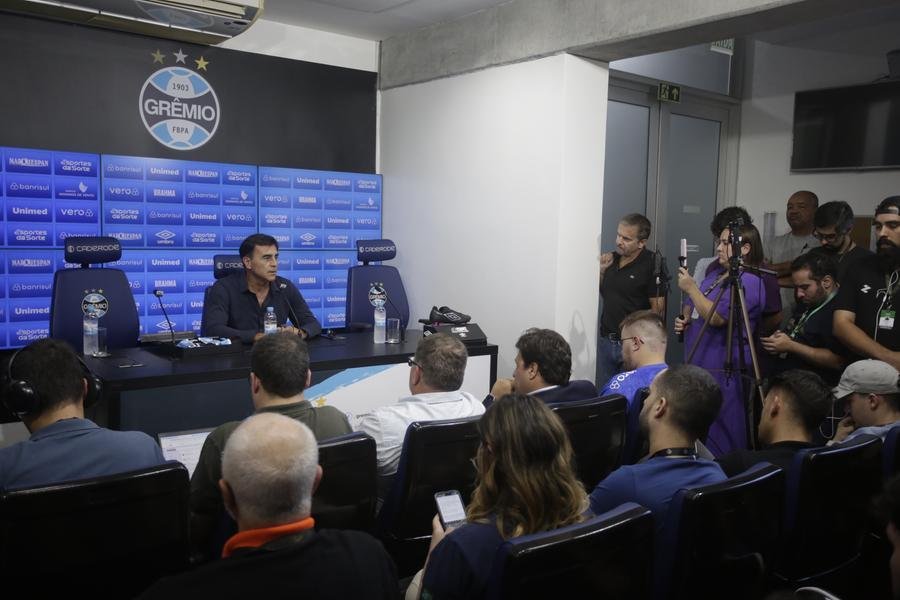 "Seria fant&aacute;stico se ficarem. S&atilde;o jogadores de ponta em suas fun&ccedil;&otilde;es. N&atilde;o seria f&aacute;cil substitu&iacute;-los. Estou conversando com Villasanti para que fique", disse