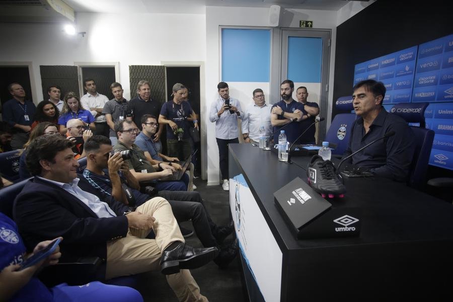 Apresenta&ccedil;&atilde;o do novo t&eacute;cnico do Gr&ecirc;mio, Gustavo Quinteros