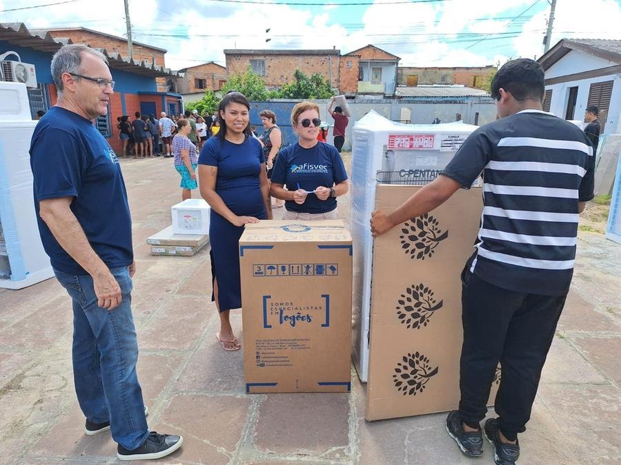 Geladeiras, fog&otilde;es, roupeiros, arm&aacute;rios de cozinha, mesas e micro-ondas foram entregues para cerca de 200 fam&iacute;lias