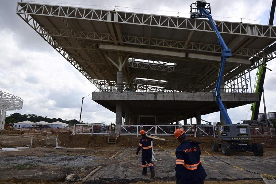 Oper&aacute;rios trabalha para montar estrutura da COP30 em Bel&eacute;m, a capital do Par&aacute;