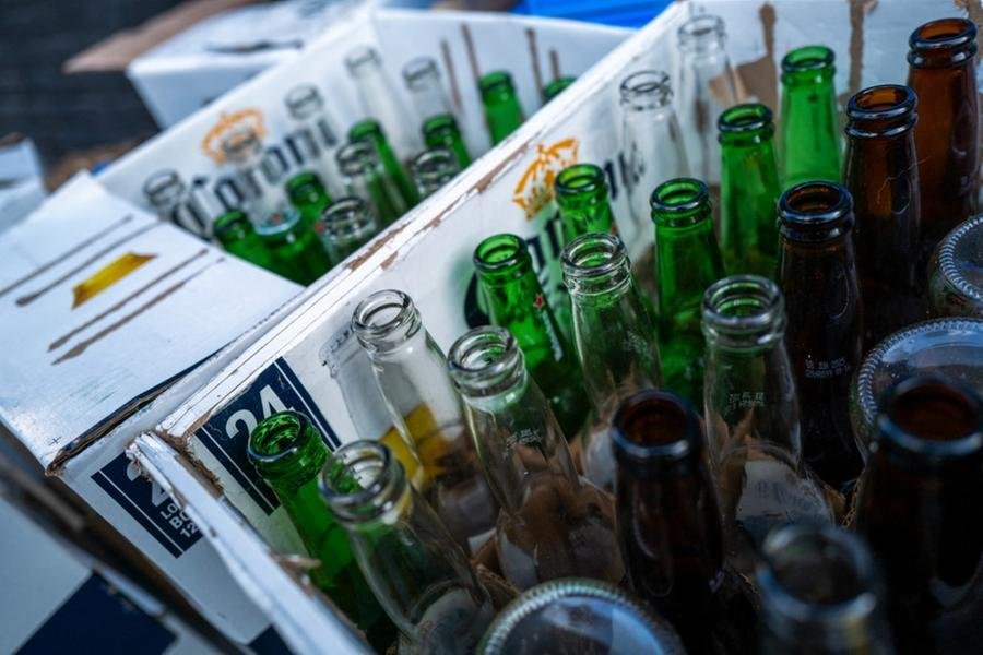 No local havia r&oacute;tulos e tampas de diversas marcas conhecidas de cerveja, prensas manuais, barris de chope vazios, cilindros de g&aacute;s e impressora