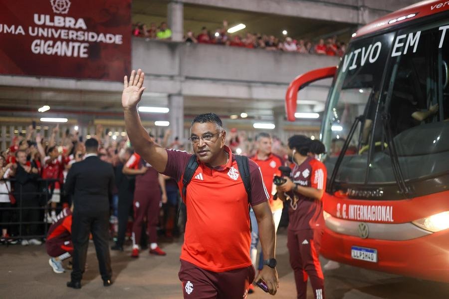 Roger Machado ainda aguarda os primeiros refor&ccedil;os