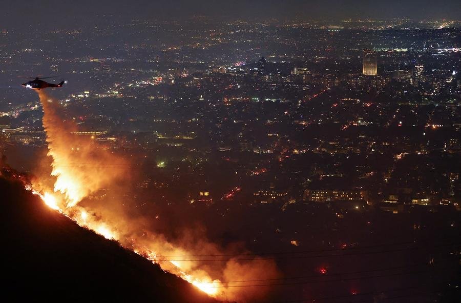 Helic&oacute;teros s&atilde;o usados para conter os inc&ecirc;ndios em Los Angeles