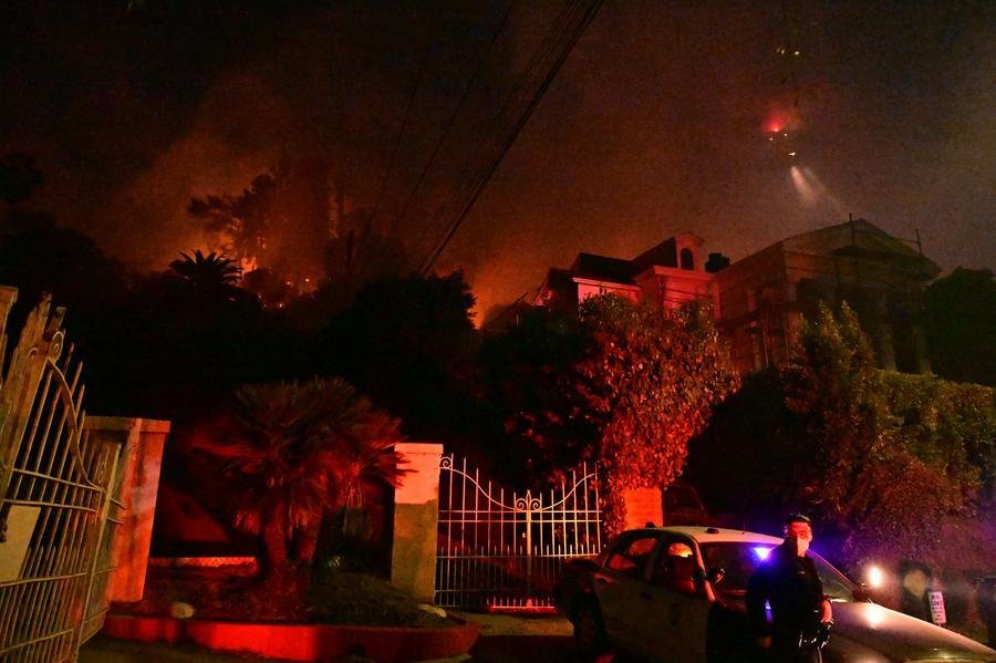 Arbustos em chamas no inc&ecirc;ndio perto da Hollywood Blvd, em Hollywood Hills, em Los Angeles