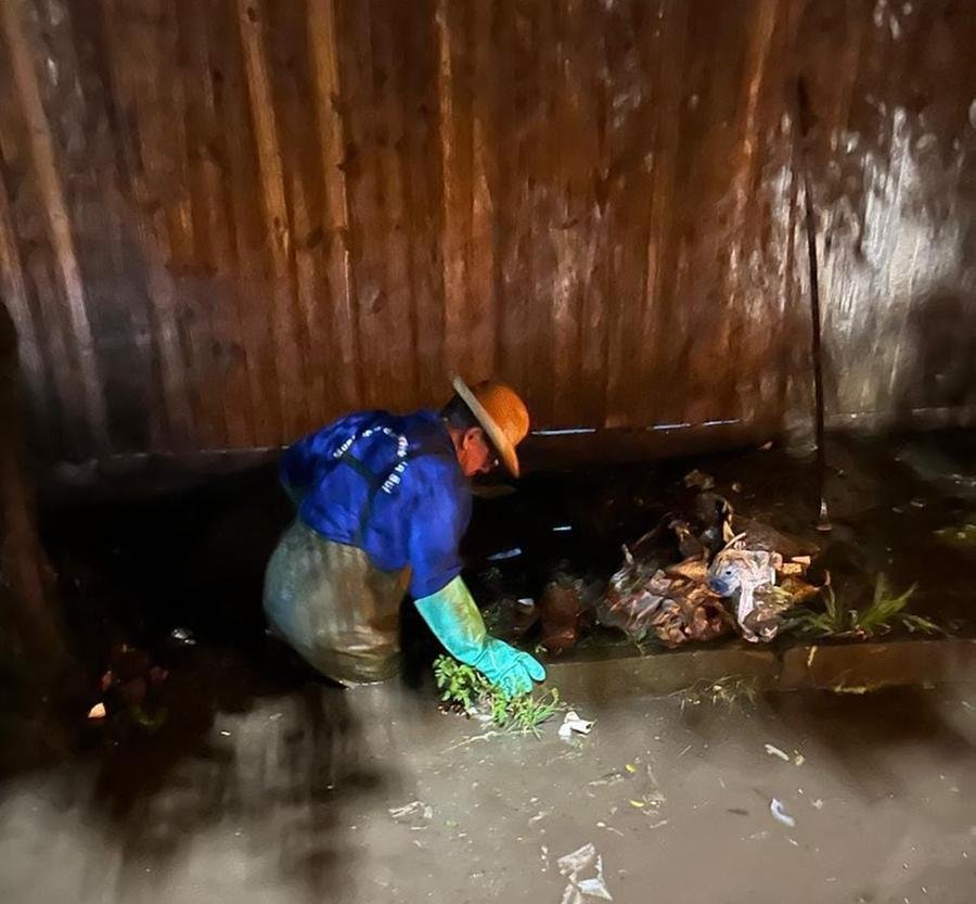 O descarte irregular de lixo causou alagamento na noite de quarta-feira