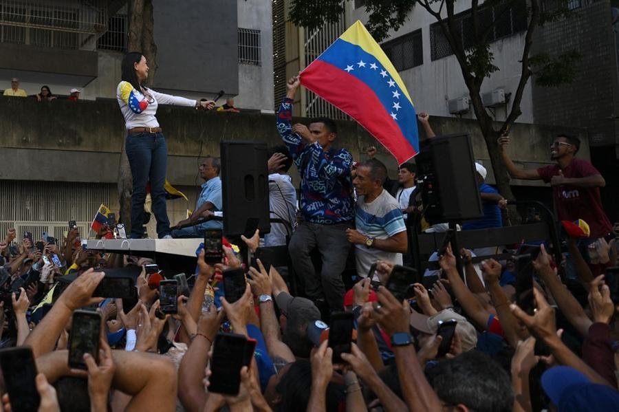 &ldquo;Nas pr&oacute;ximas horas, ela se dirigir&aacute; ao pa&iacute;s para explicar os acontecimentos&rdquo;, encerra a mensagem