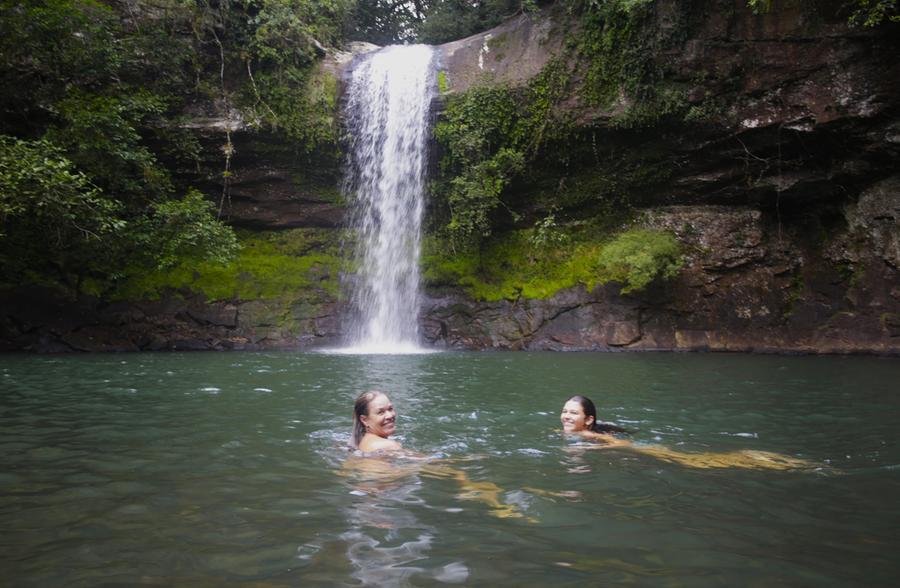 Fam&iacute;lia aproveita a tranquilidade da cascata do Garapi&aacute;, em Maquin&eacute;