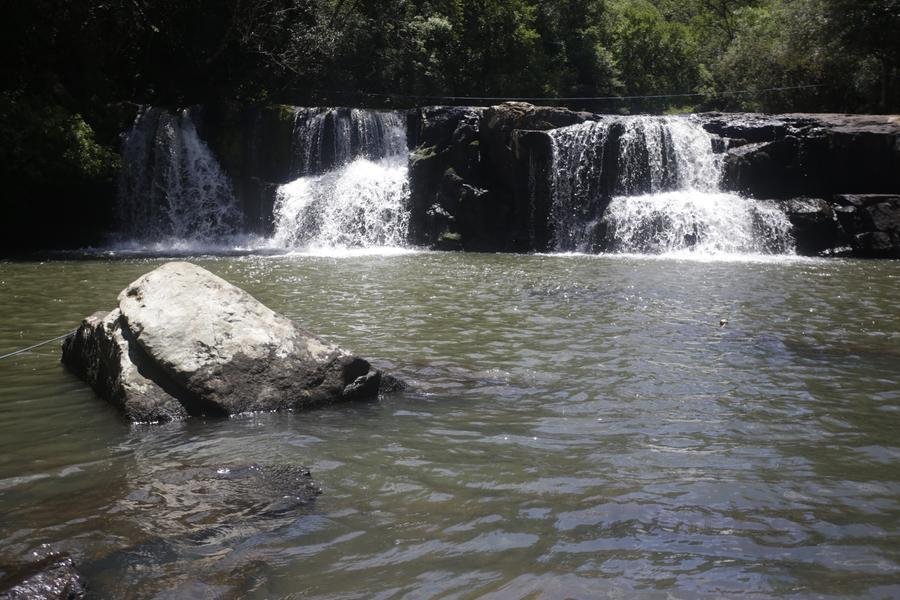 O caminho at&eacute; o S&iacute;tio Cascata da Bor&uacute;ssia &eacute; de f&aacute;cil acesso e a entrada custa R$ 20,00.