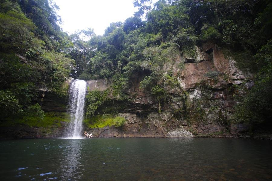 S&atilde;o 12 metros de altura de queda que forma uma piscina natural prop&iacute;cia para tomar banho.