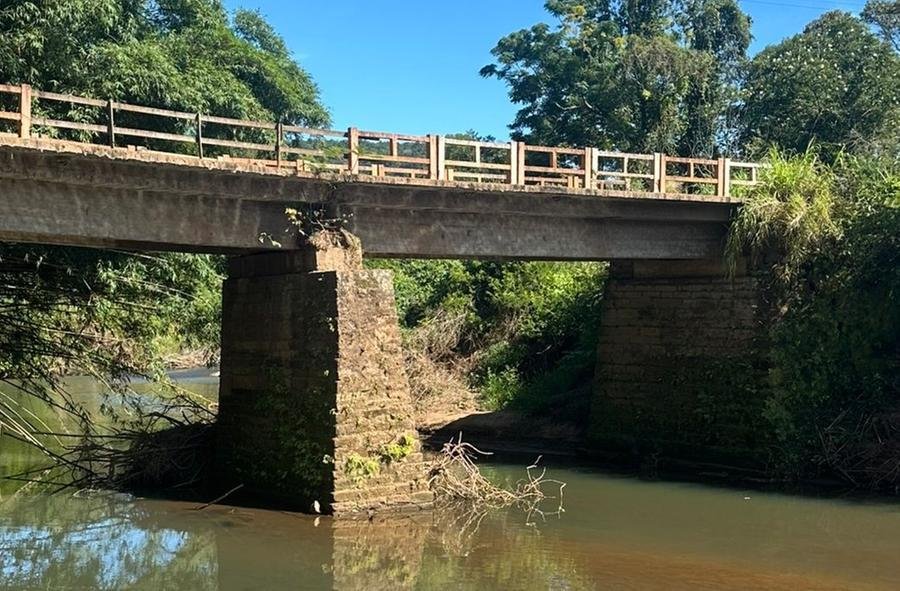Instabilidade na pilastra central motivou a interdi&ccedil;&atilde;o total da ponte da Vila Teresa, na zona rural de Taquara