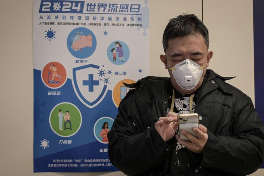 Mais de cinco anos ap&oacute;s seu surgimento, o v&iacute;rus que causa a covid-19 infectou oficialmente 777 milh&otilde;es de pessoas e causou mais de sete milh&otilde;es de mortes, de acordo com a OMS