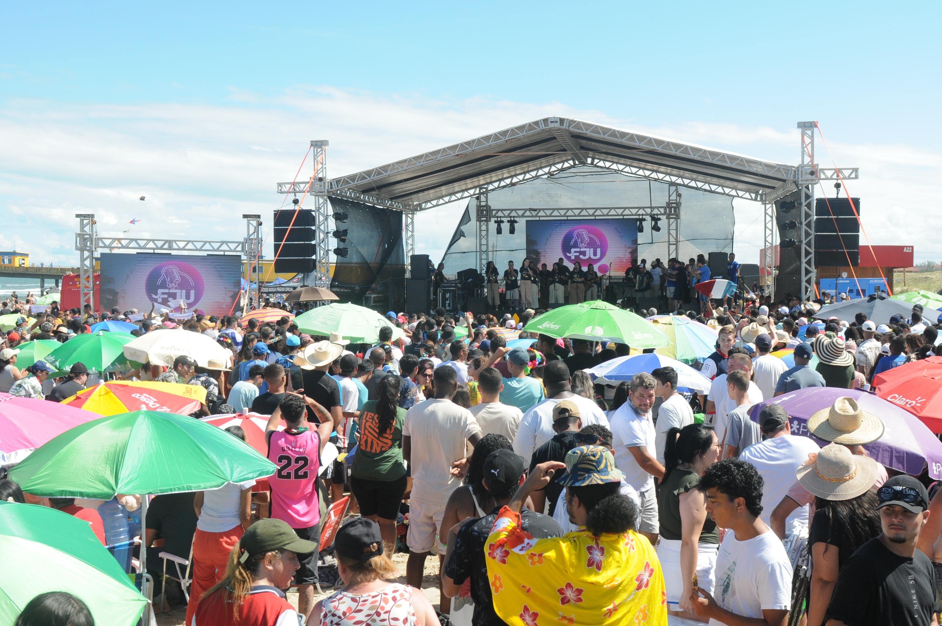 Milhares de pessoas aproveitaram a tarde de sol e calor para conferir as atra&ccedil;&otilde;es do Luau da FJU em Tramanda&iacute;
