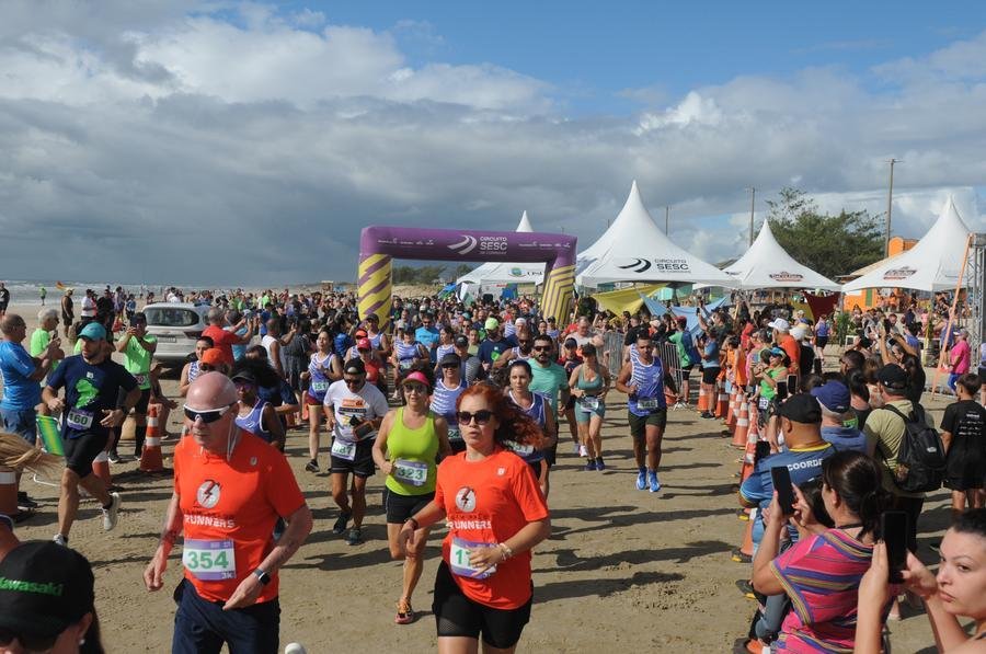 Beira da praia de Atl&acirc;ntida Sul, em Os&oacute;rio, foi tomada por atletas para a primeira etapa do Circuito Sesc de Corridas 2025