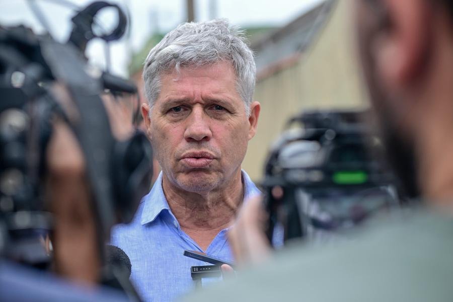 O ministro do Desenvolvimento Agr&aacute;rio, Paulo Teixeira, foi ao local do vel&oacute;rio