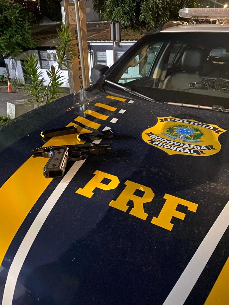 Arma foi apreendida com casal na BR 470