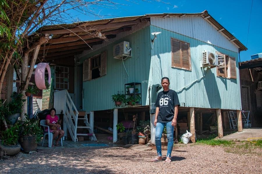 Fam&iacute;lias vivem em Eldorado do Sul em meio a resid&ecirc;ncias abandonadas que representam diferentes perigos aos vizinhos l C&aacute;ssia Roberta Pinheiro mora com sua fam&iacute;lia muito pr&oacute;xima de um conjunto de casas abandonadas