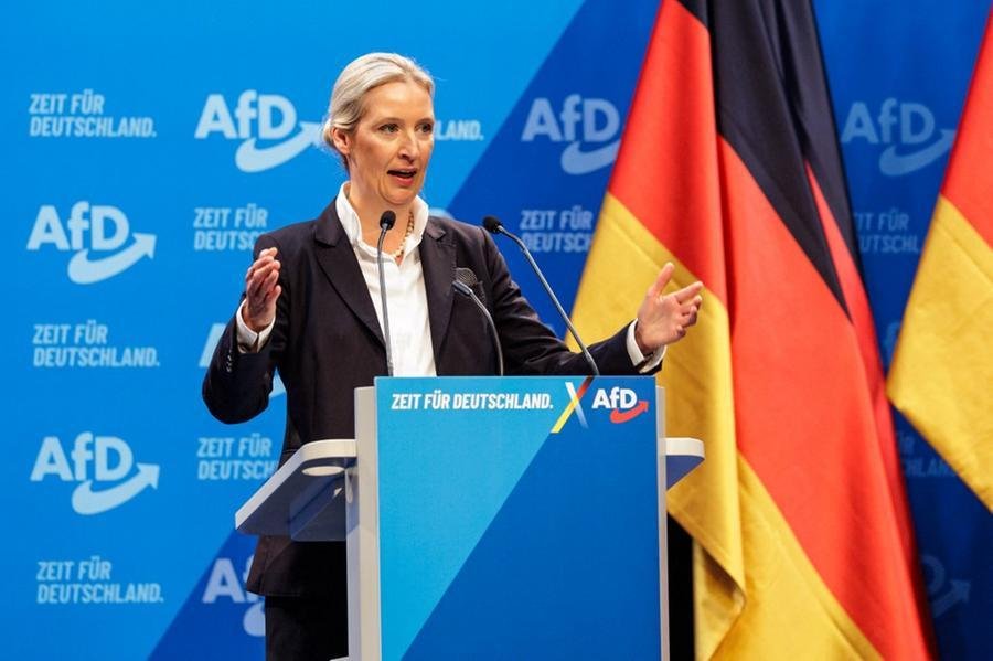 Alice Weidel, col&iacute;der do partido AfD, em discurso favor&aacute;vel a adotar uma linha dura na pol&iacute;tica de migra&ccedil;&atilde;o
