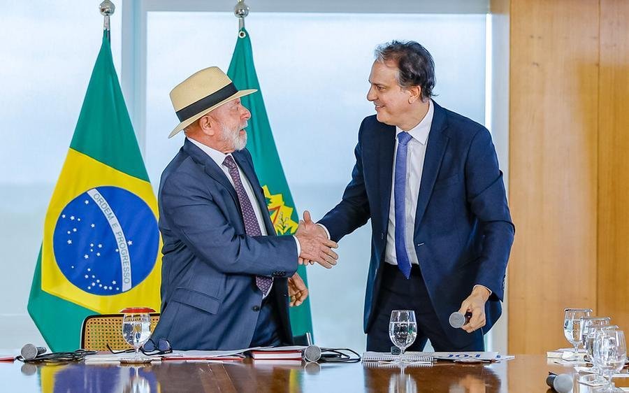 An&uacute;ncios foram feitos pelo presidente Luiz In&aacute;cio Lula da Silva (PT) e deve atingir 2,3 milh&otilde;es de professores