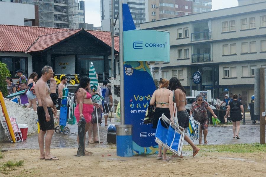 Com demanda maior durante o ver&atilde;o, procura por chuveiros gera fila em praias como Torres