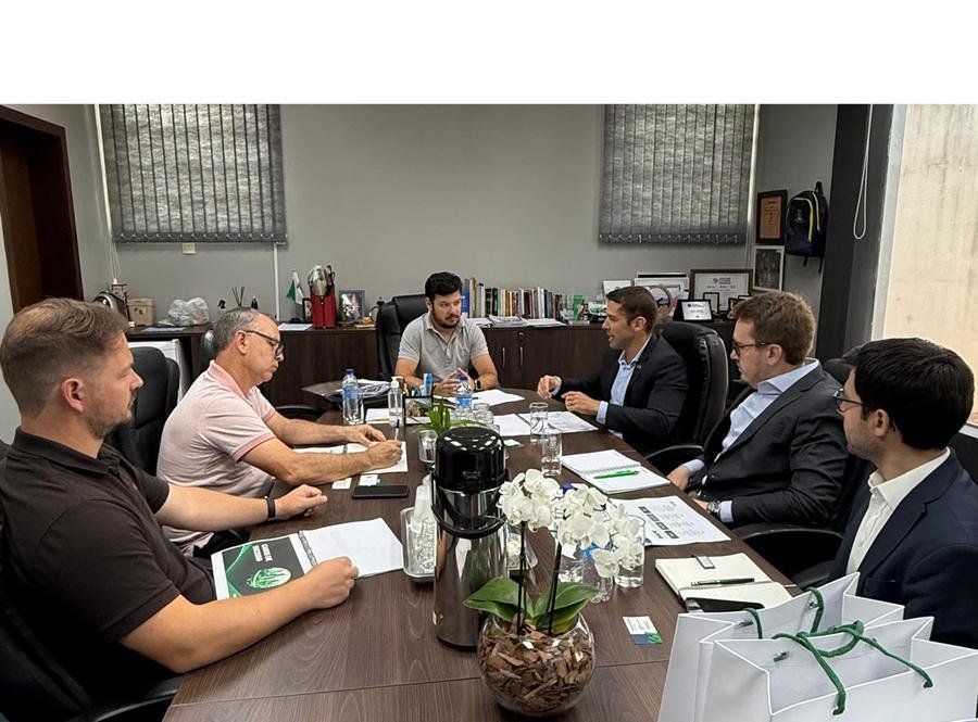 Diretor de Planejamento do BRDE, Leonardo Busatto, em reuni&atilde;o com o prefeito de Est&acirc;ncia Velha, Diego Francisco