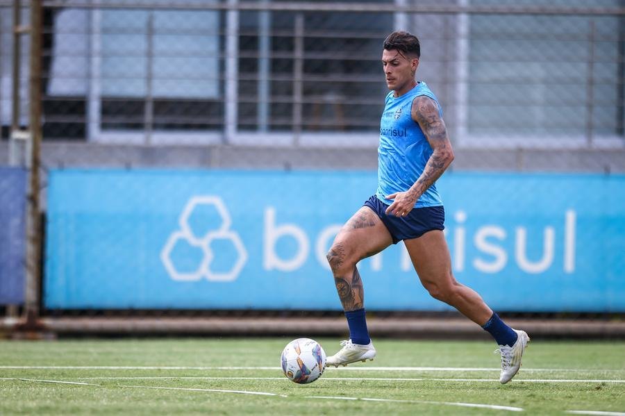 Pav&oacute;n em treino do Gr&ecirc;mio