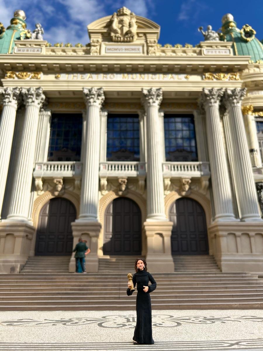 A miniatura da atriz foi posicionada em frente a r&eacute;plica do Theatro Municipal do Rio de Janeiro