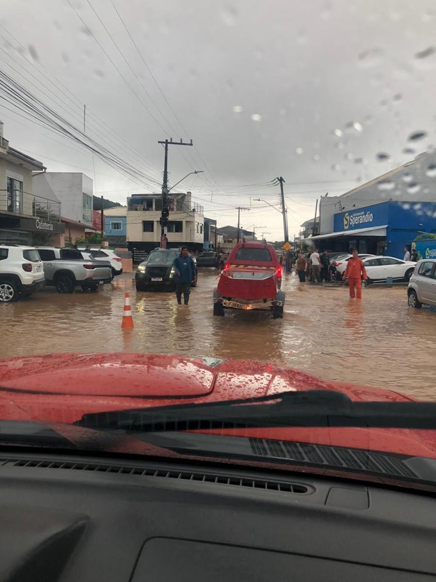 Cidade de Governador Celso Ramos foi uma das mais atingidas pelas chuvas em Santa Catarina