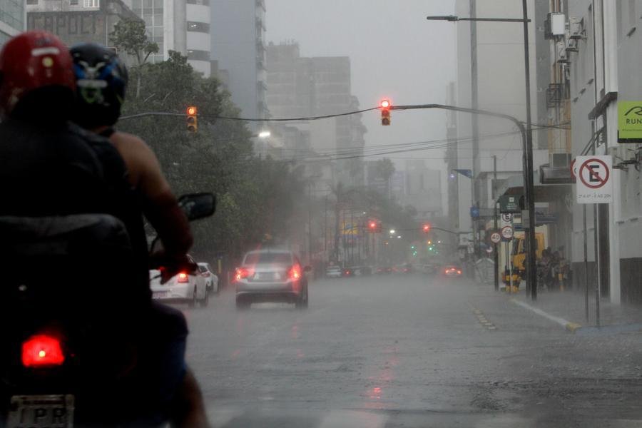 Capital pode registrar acumulados entre 20mm e 30 mm, e rajadas de vento entre 70/km e 80 km/h