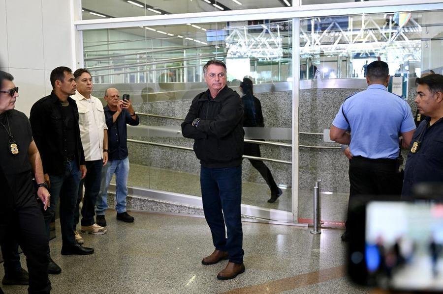 "J&aacute; tem influ&ecirc;ncia no mundo todo da presen&ccedil;a dele (...) Se ele me convidou, ele tem a certeza que pode colaborar com a democracia do Brasil, afastando inelegibilidades pol&iacute;ticas, como (essa que) eu tive", disse