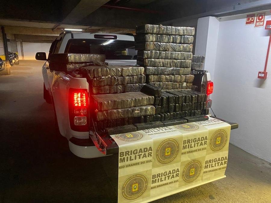 Ve&iacute;culo e a droga foram apreendidos
