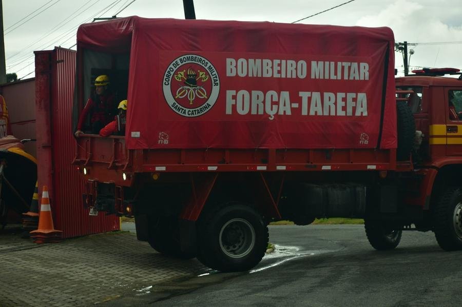 Para atender a alta demanda de ocorr&ecirc;ncias, o CBMSC mobilizou equipes extras e est&aacute; remanejando guarni&ccedil;&otilde;es entre as regi&otilde;es afetadas